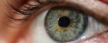  العلامات الأولى للالتهاب قرنية العين