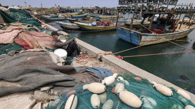 إسرائيل تغلق منطقة الصيد البحري في غزة بالكامل وفلسطينيون يعدون الخطوة “عقابا جماعيا”