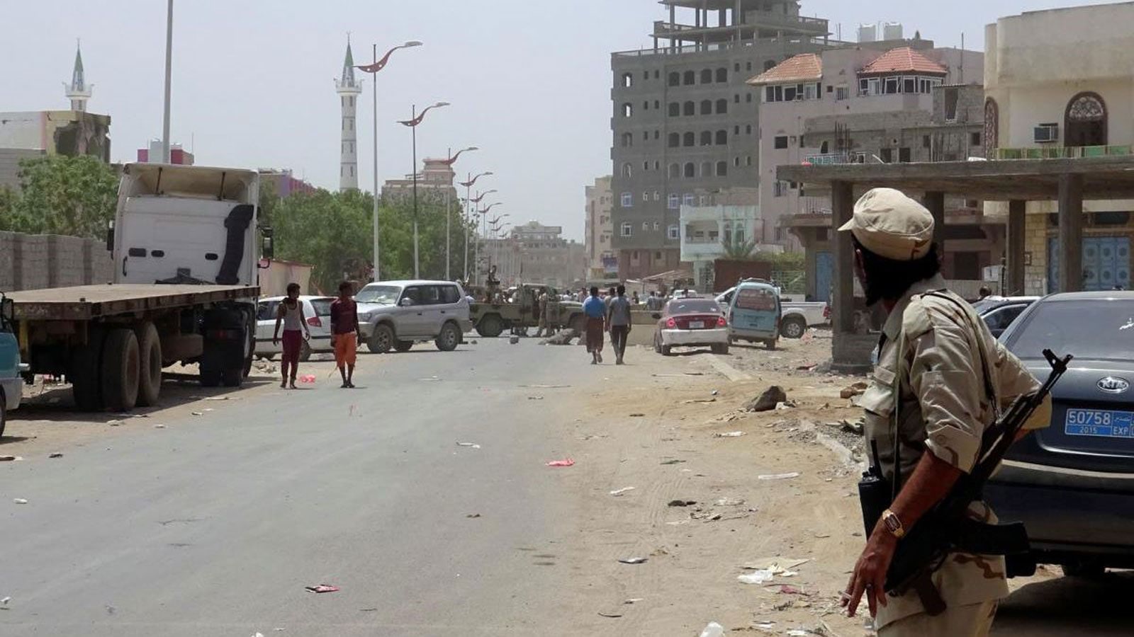 انفجار عبوة ناسفة مزروعة في عربة أمنية شرق عدن وأنباء عن استشهاد جندي