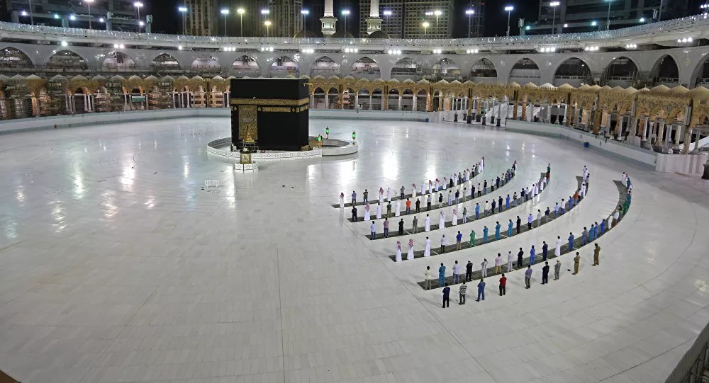 وزارة الحج تكشف سبب عودة الصلاة في الحرم المكي دون مسافات