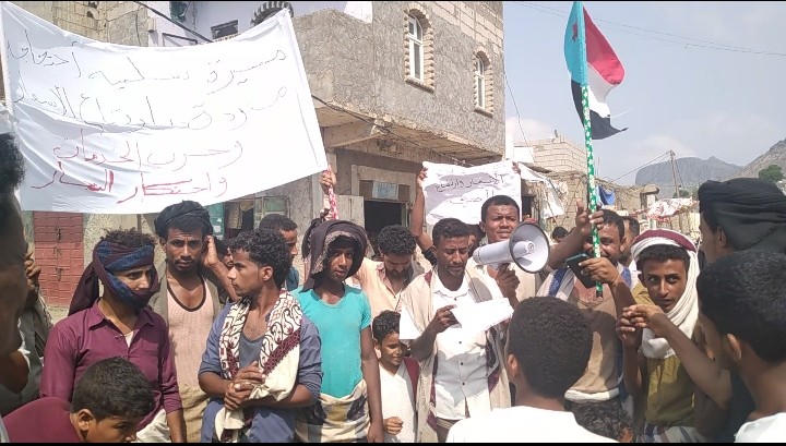 أبناء العند في لحج يقومون بمظاهرة حاشدة ضد الشرعية والانتقالي والتحالف