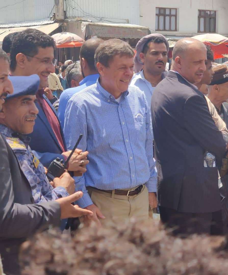 شاهد.. صورة للسفير الألماني يتجول وسط صنعاء