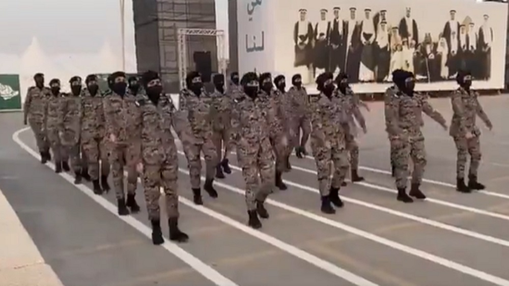 جميلات السعودية يشعلن مواقع التواصل في اليوم الوطني بعرض عسكري جريء (فيديو)